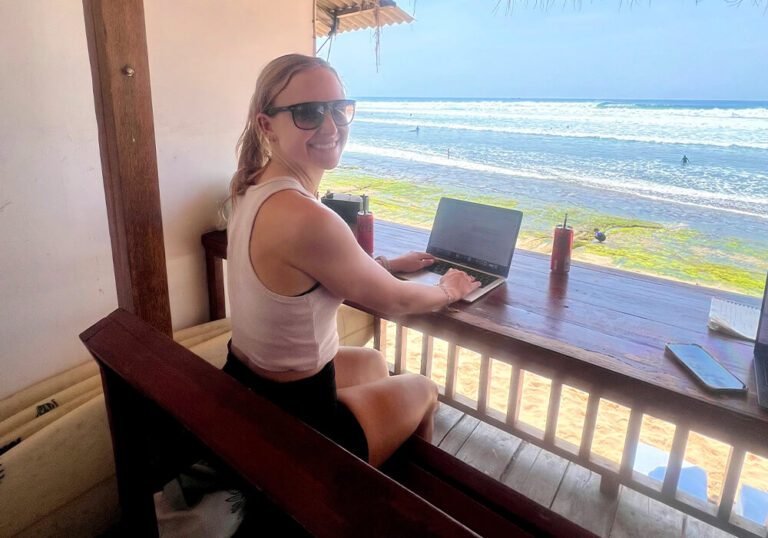 Silje arbejder fra en café med udsigt over havet Silje arbejder fra en café med udsigt over havet